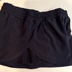 Lululemon hotty hot black pleated 2.5 shorts